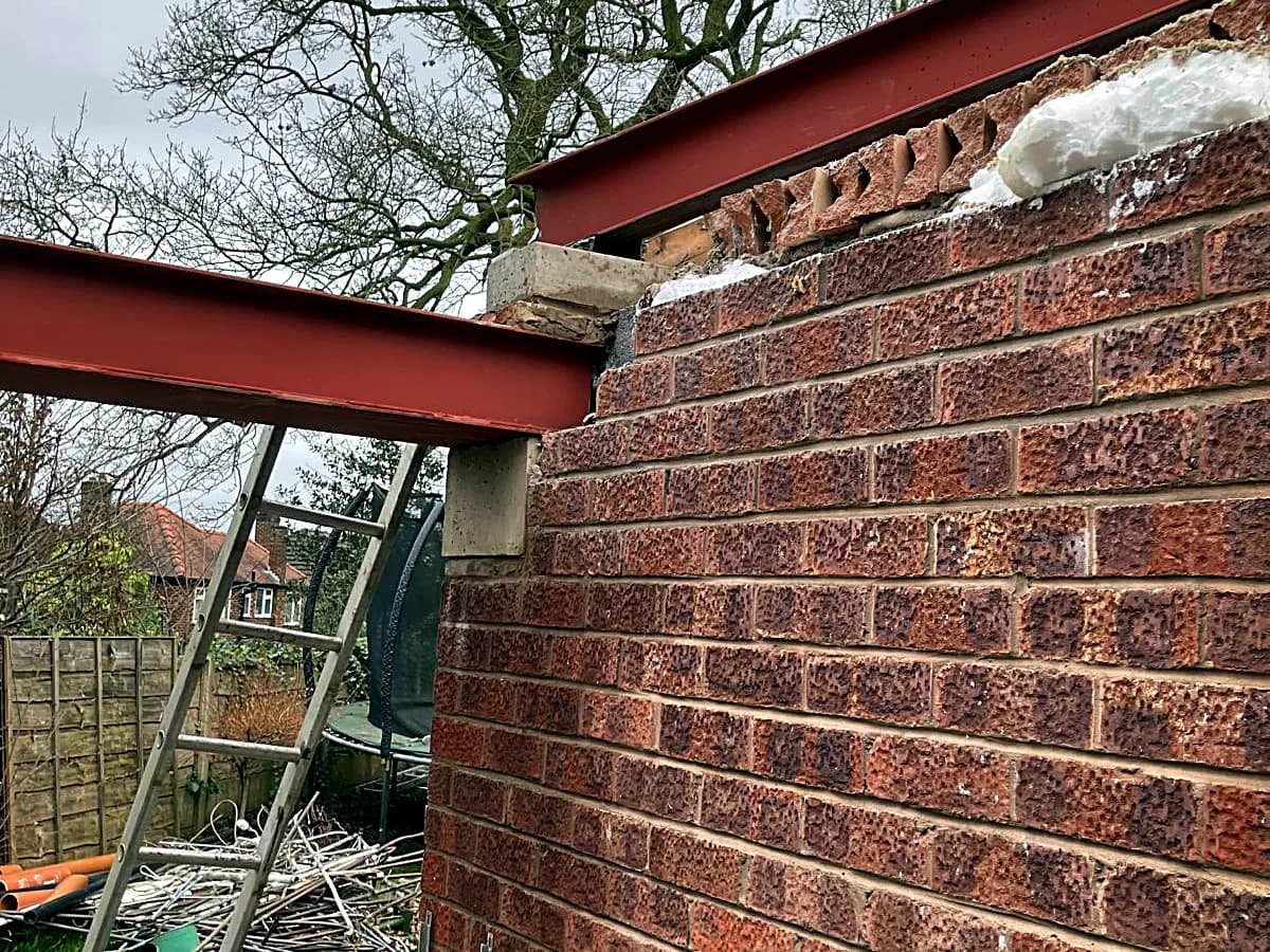 Steel beam bearing onto masonry through a concrete padstone